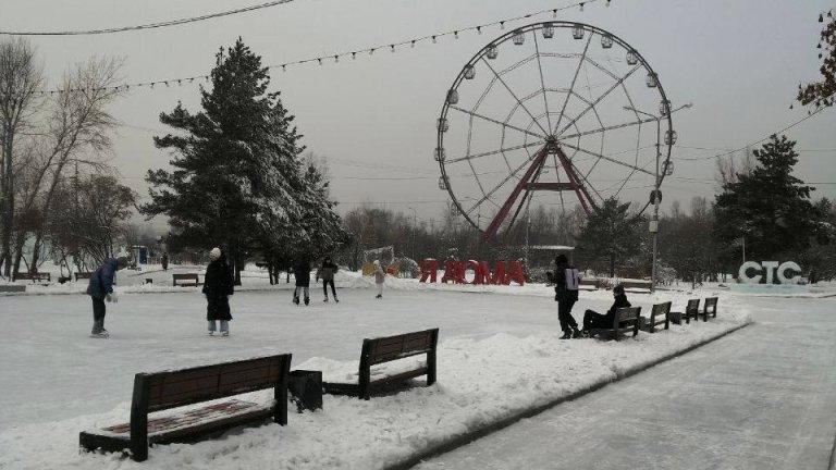 В Иркутске открылись катки: тестируем качество льда на острове Конном